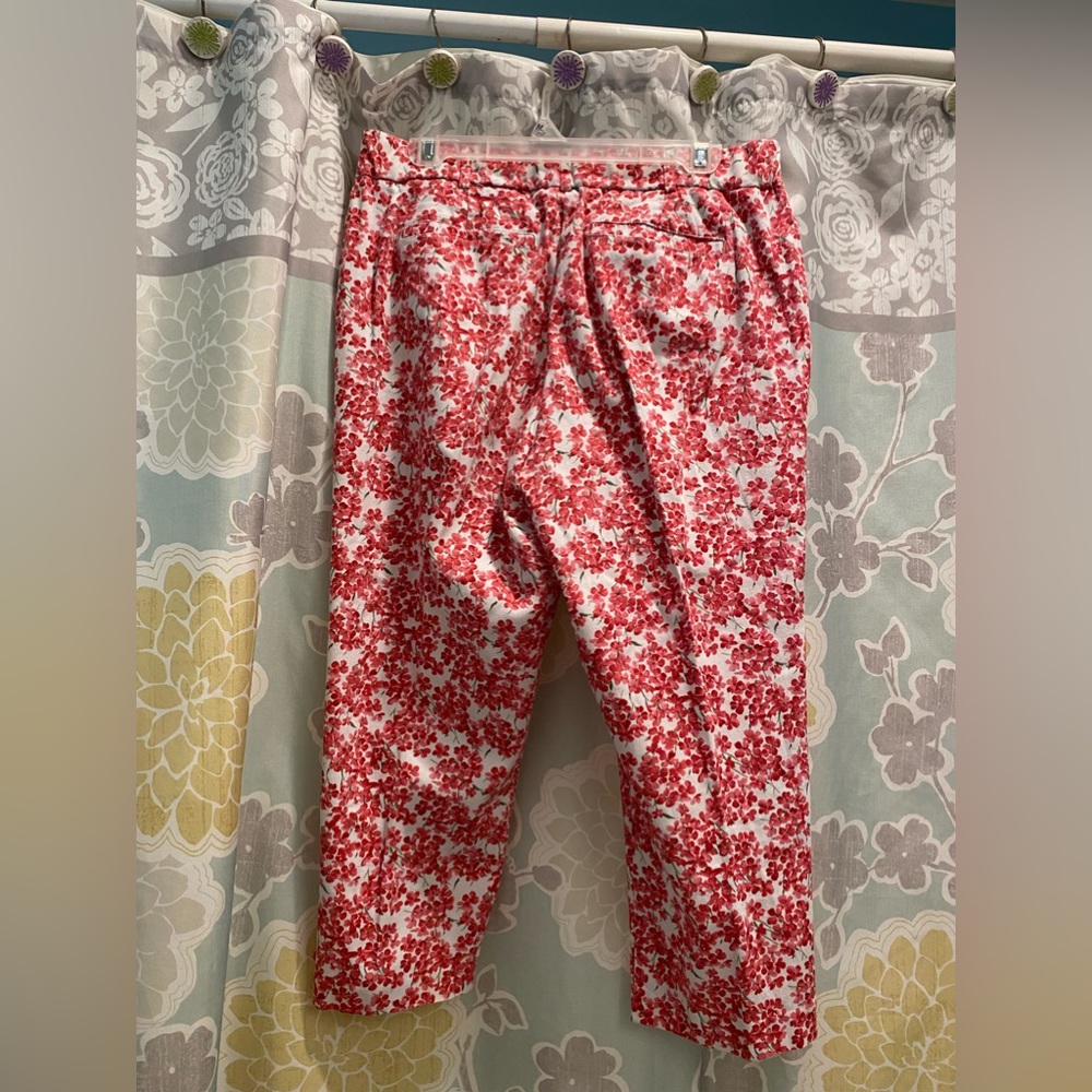 Capris with button detail at the knee. Very good condition. Maybe worn once m.